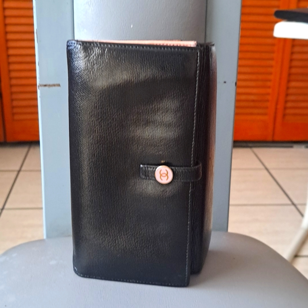 Authentic Very Pretty Vintage Chanel Wallet Calfskin Italy